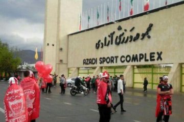 تجمع هواداران پرسپولیس در درب غربی ورزشگاه آزادی/ برپایی جشن قهرمانی زودهنگام سرخ ها